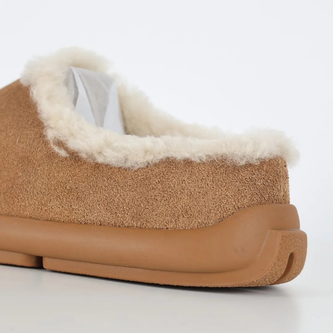 Pick up locally💰560 Core recommendation Good price Independently developed original outsole and cashmere insole to keep you warm in winter and suitable for home use. In the new year, uug launched a style series, which is partially geared towards the preferences of young consumers and has also moved to the forefront of fashion trends. Shoe body material Water-repellent coated suede upper 17 mm UGGPURE™ implanted wool insole Lightweight non-slip comfortable rubber outsole With brand LOGO trademark Comes with a full set of packaging Size: 35 36 37 38 39 40 41 42 43 44
